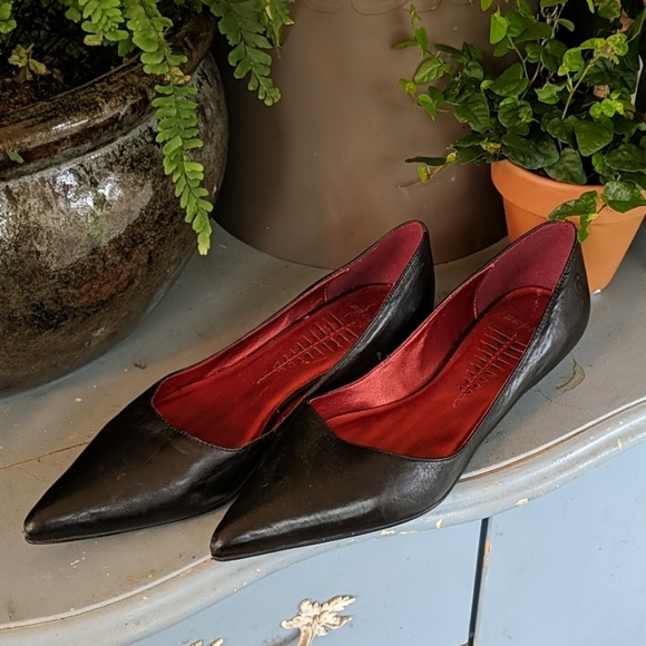 Vintage Shoes - VINTAGE✨Leather Kitten Heels